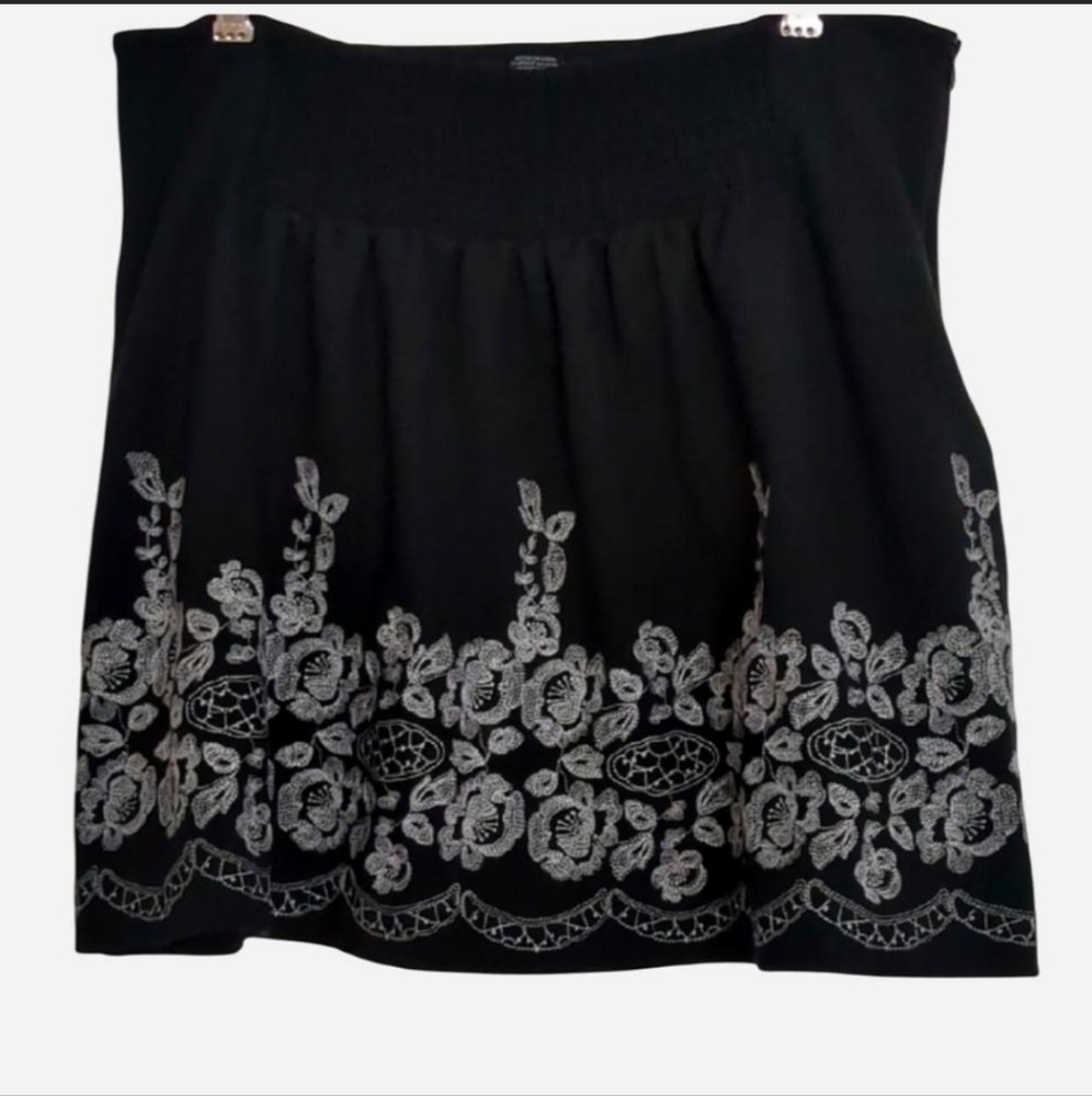 Boho Chic Embroidered Kensie Pretty Black & White Mini Skirt Size 10